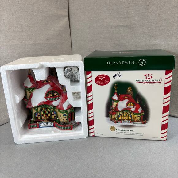 Dept 56 Nettie's Mistletoe Manor 56895 North Pole Series Special Edition - Picture 1 of 13